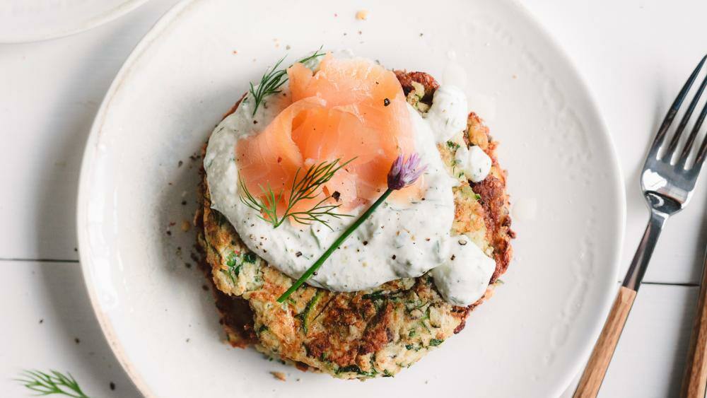 Low Carb Zucchini-Puffer mit Lachs | Lowcarb.de