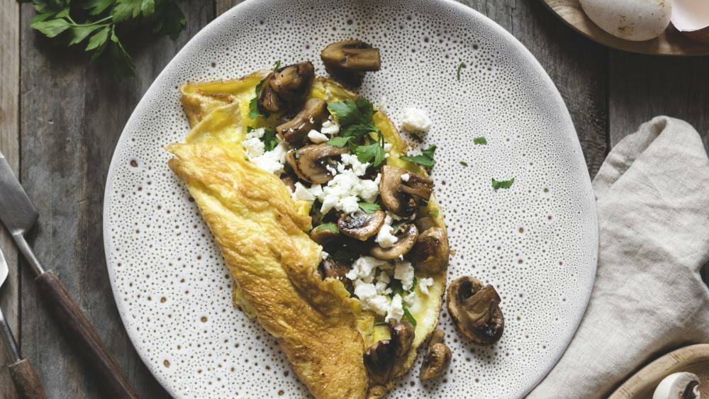 Keto-Omelett mit Feta und Pilzen | Lowcarb.de