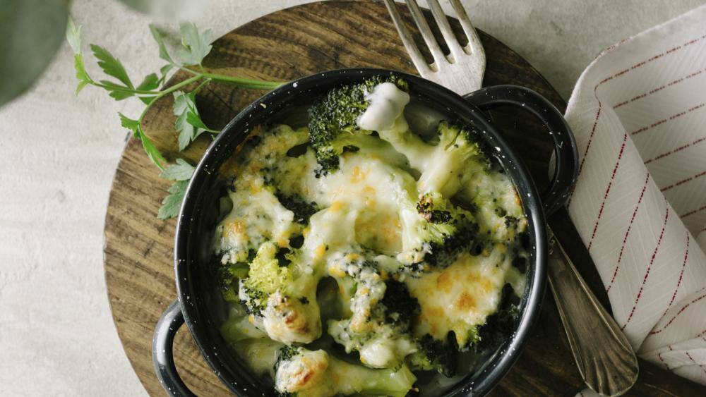 Low Carb-Brokkoligratin mit wenig Zutaten