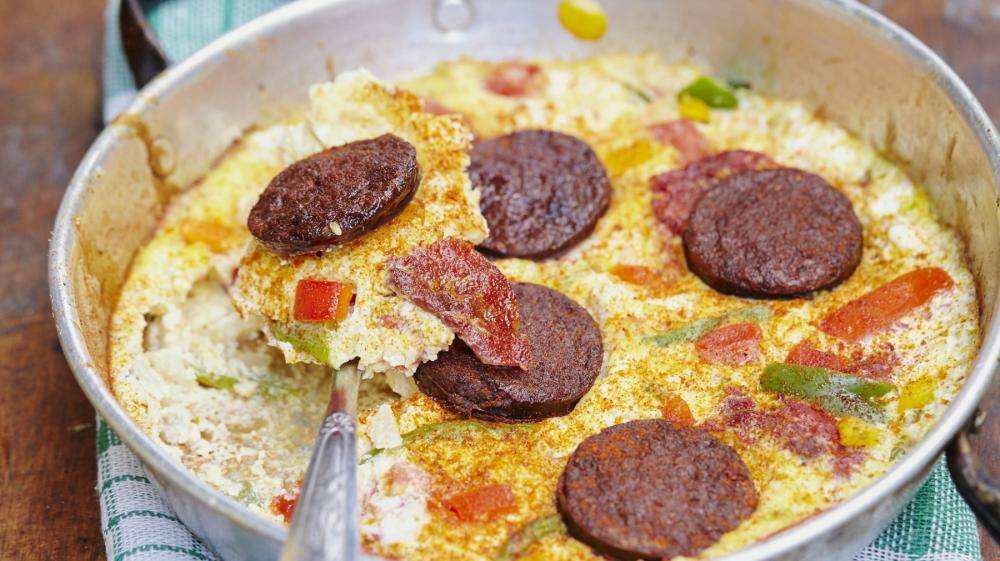 Deftiges Low Carb Omelett mit Feta und Sucuk