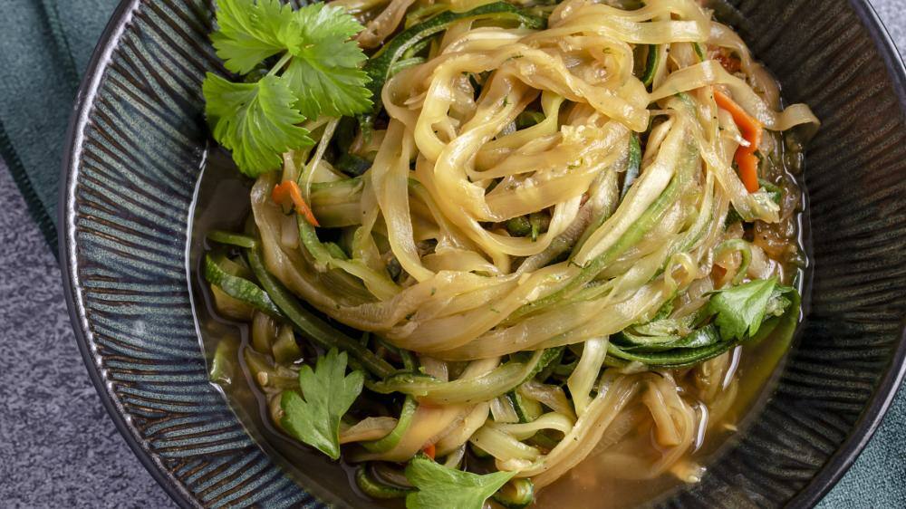 Scharfe Konjak-Nudeln mit Zucchini | Lowcarb.de
