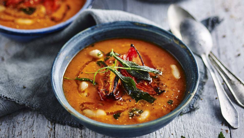 Tomatensuppe mit Bohnen und Salbei | Lowcarb.de Tomatensuppe mit Bohnen und Salbei | Lowcarb.de