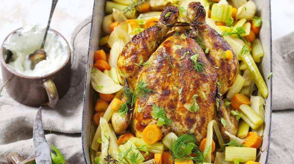 Gefülltes Hähnchen auf Ofengemüse | Lowcarb.de