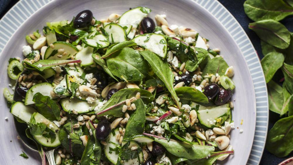 Spinat-Mangold-Salat mit Oliven und Feta | Lowcarb.de
