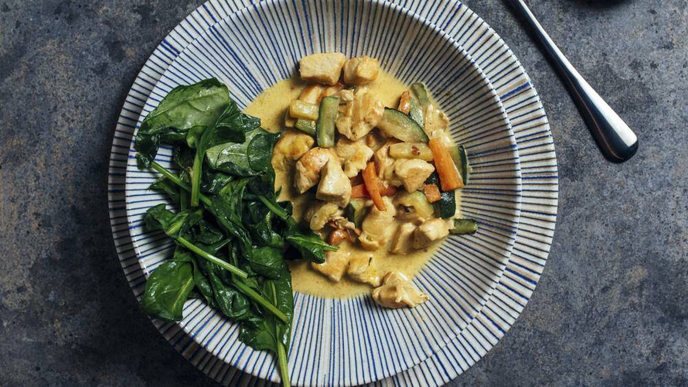 Hähnchen-Kokos-Curry mit Babyspinat | Lowcarb.de