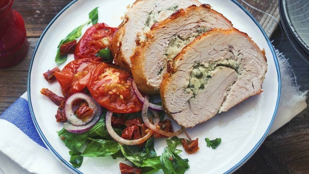 Putenrollbraten mit Mozzarella und Tomatensalat | Lowcarb.de Putenrollbraten mit Mozzarella und Tomatensalat | Lowcarb.de