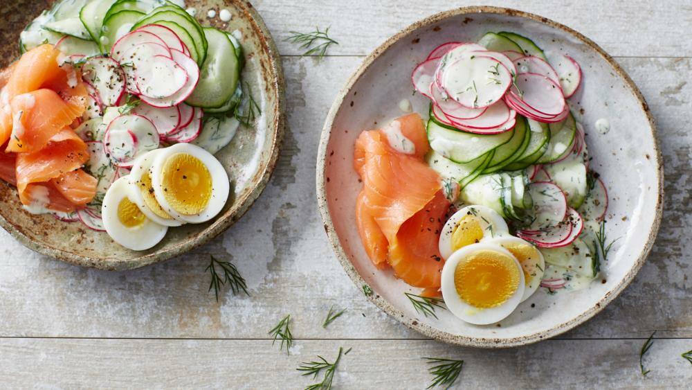 Schneller Gurkensalat mit Lachs und Ei | Lowcarb.de