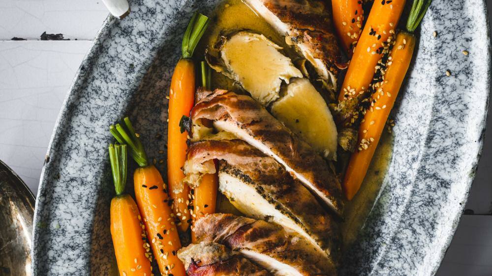 Putenbraten im Speckmantel mit Sesam-Karotten | Lowcarb.de