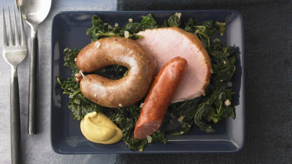 Low Carb Grünkohl mit Kasseler, Speck und Mettwürstchen