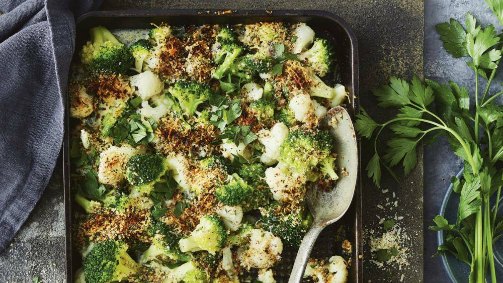 Blumenkohl-Brokkoli-Gratin mit Haselnusstopping | Lowcarb.de