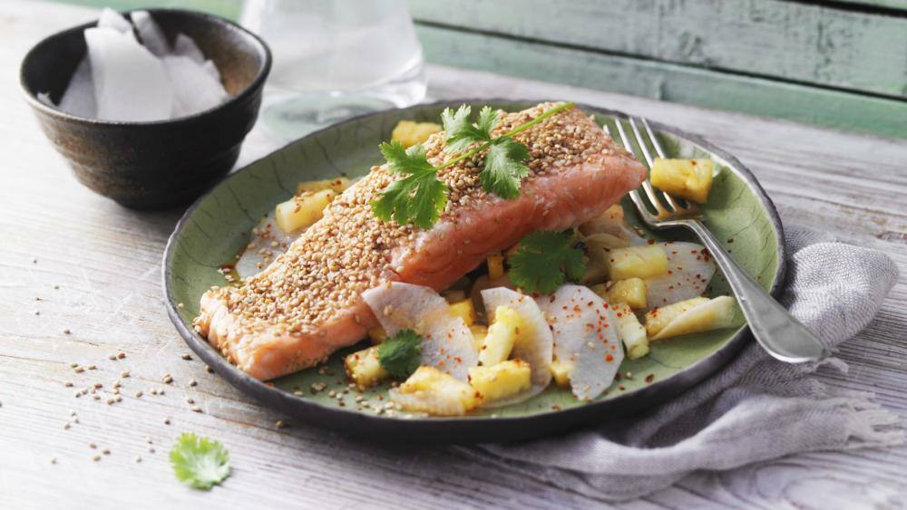 Low Carb Lachs in Sesampanade mit Ananas-Rettich-Salat