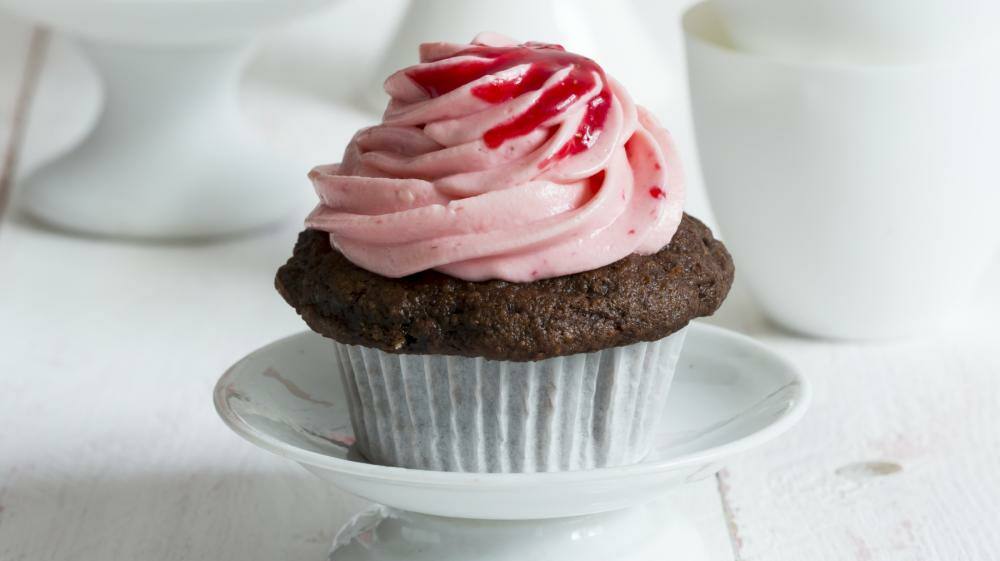 Low Carb Schoko-Kaffee-Cupcakes mit Erdbeerhaube