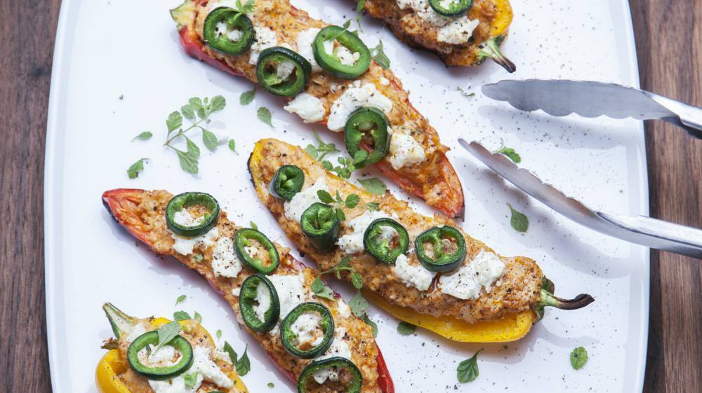 Gegrillte Low Carb-Spitzpaprika mit Putenhack-Käse-Füllung