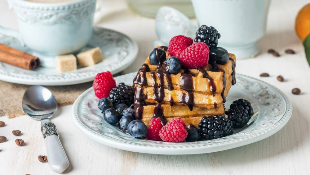 Low Carb Belgische Waffeln mit Beeren-Schoko-Topping