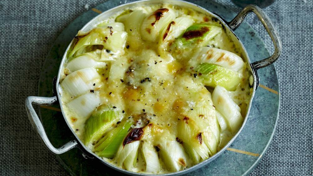 Cremiges Low Carb Käse-Gratin mit Sahne und Lauch