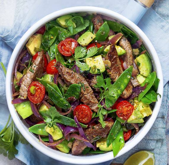 Pfanne mit Fleisch, Tomaten und Zuckerschoten