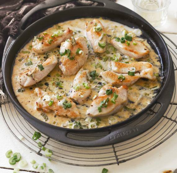 Pfanne mit Hähnchen in Sauce