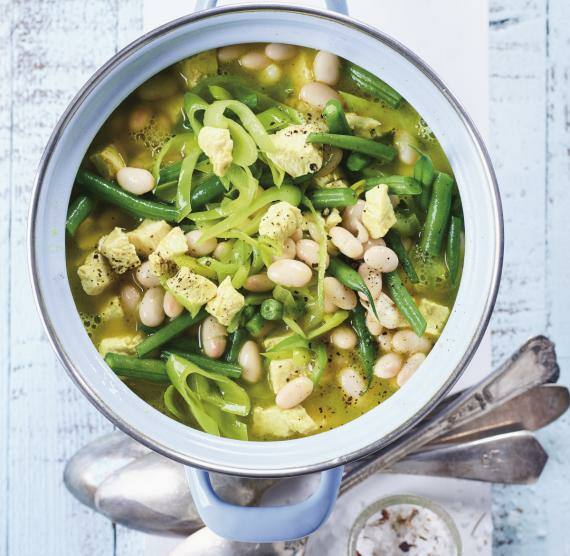 Topf mit Brühe, weißen und grünen Bohnen, Lauch und Hähnchenfleisch