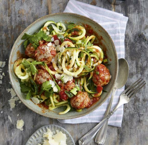 Bunte Zucchininudeln mit Hackfleischklösschen