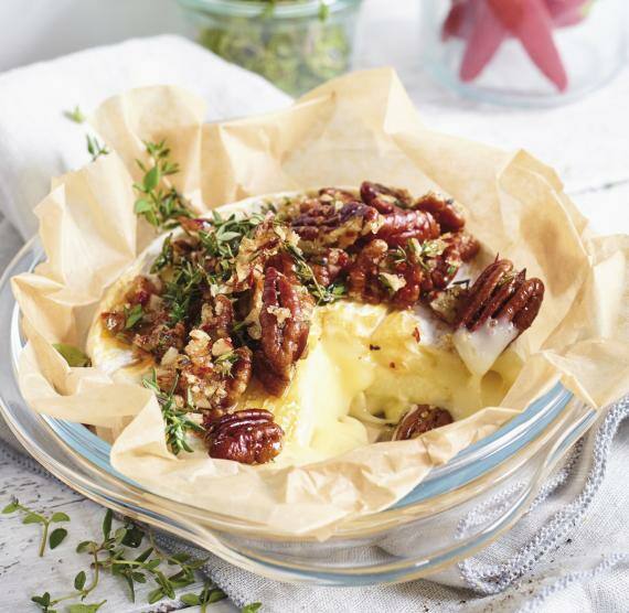 Schälchen mit Backpapier, darin Camembert mit Pecannüssen und Thymian