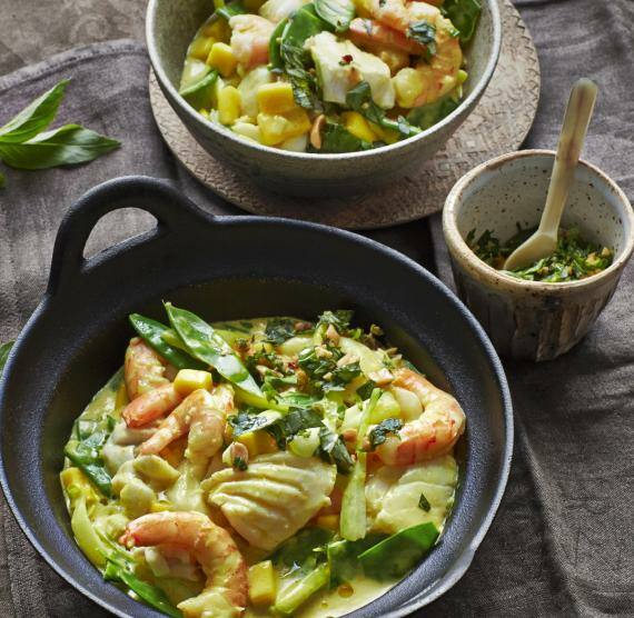 Kokos-Fischcurry mit Garnelen und Mango