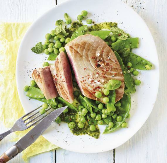 Teller mit Erbsen und Zuckerschoten, darauf Thunfisch