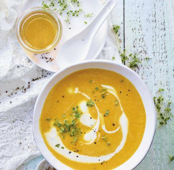 Möhrensuppe mit Joghurt in einer Schüssel