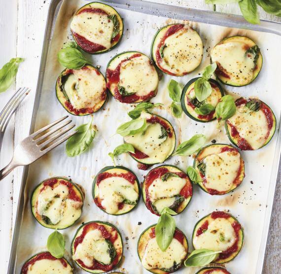 Mini-Zucchini-Pizzen auf einem Blech