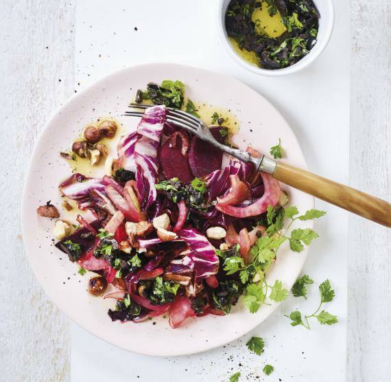 Rote Gemüsepfanne mit Haselnüssen auf einem Teller