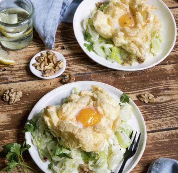 Zwei Teller mit jeweils einem Cloud Egg auf Rahmlauch