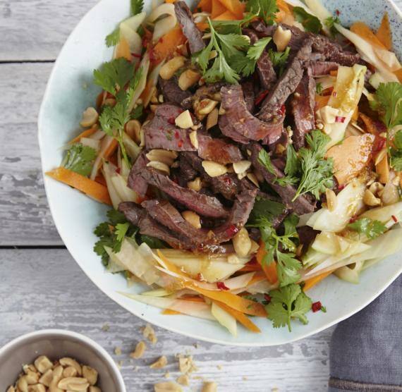 Salat mit Rindfleisch auf einem Teller