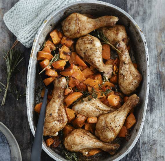 Hähnchenkeulen mit Kürbis in einer Auflaufform