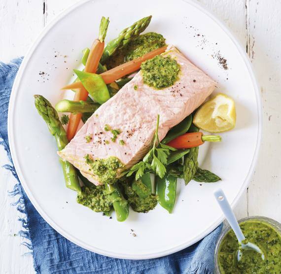 Lachs auf Spargel und Karotte in einem Teller