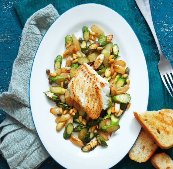 Gebratener Spargel mit Kabeljau und Pinienkern-Kapern-Butter