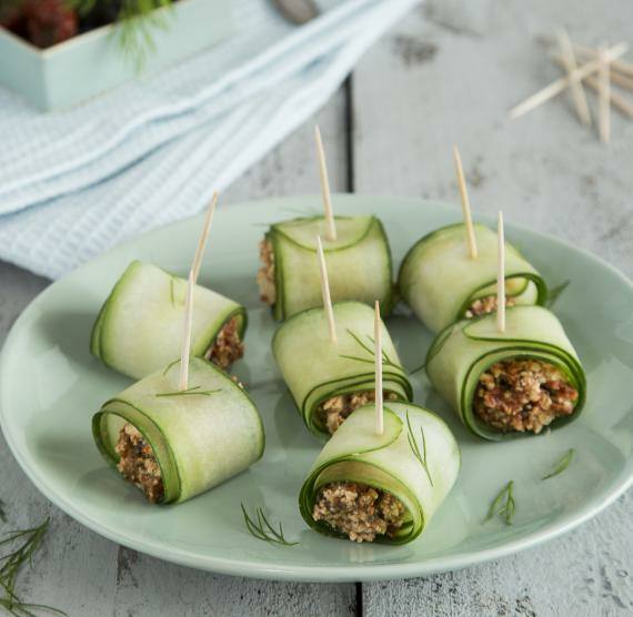 Vegane Gurken-Tofu-Röllchen mit Oliven
