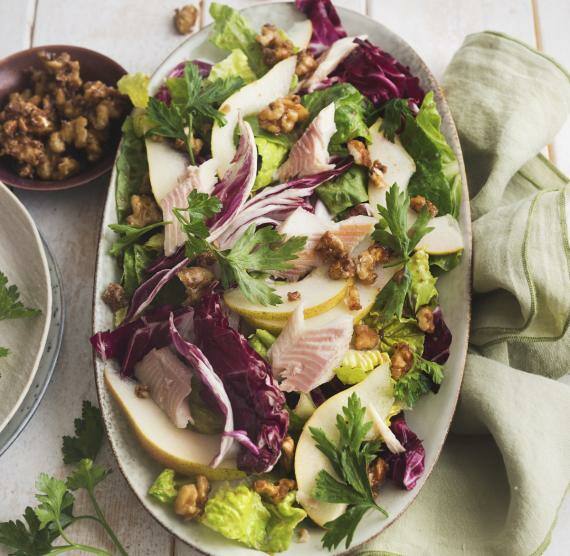 Salat mit Forelle und walnüssen