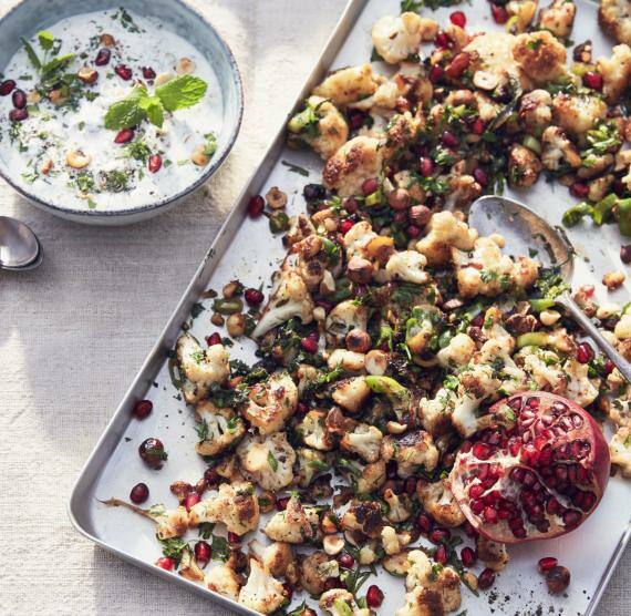 Blech mit Gerösteter Blumenkohl mit Granatapfelkernen und Minze, daneben Joghurt-Dip