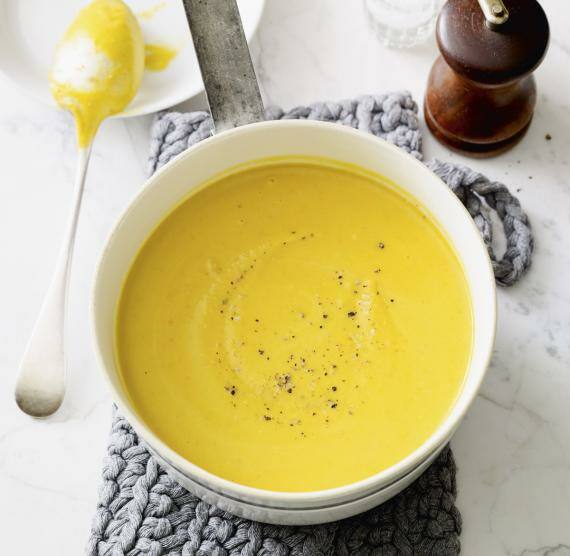 Topf mit Kürbis-Linsen-Suppe