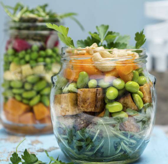 Veganer Tofusalat mit Gemüse und Cashews im Glas