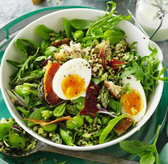 Salat mit Ei, Quinoa, und Bohnen