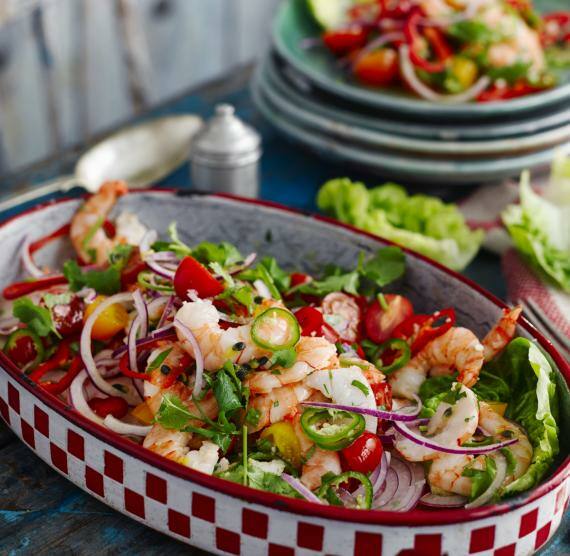 Garnelen mit Salat und zwiebeln in einer Auflaufform und Teller