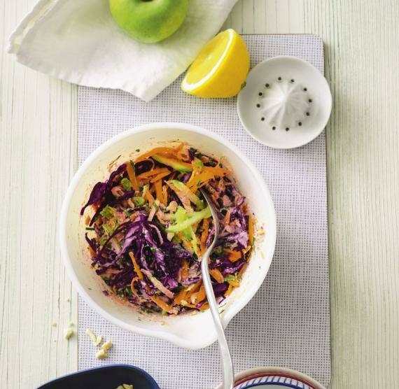 Bunter Coleslaw mit veganer Cashew-Mayonnaise