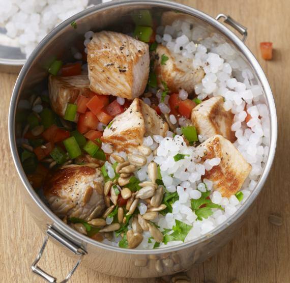 Metallsale mit Konjaknudeln, Paprika und Fleisch auf Brett