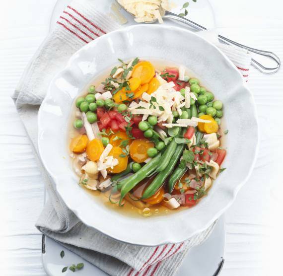 Gemüsesuppe in einem Teller auf Küchentuch