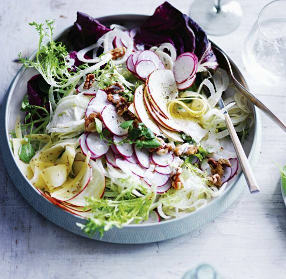 Salat mit Buttermilchdressing auf einem hellen tiefen Teller