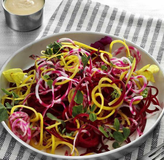 Schüssel mit Salat aus spiralisierter bunter Bete und frischem Oregano