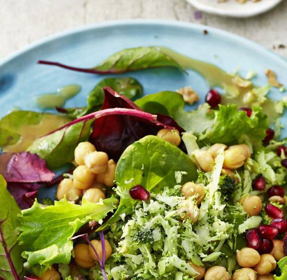 Bunter Salat auf einem Teller
