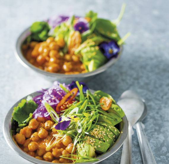 2 Bowls mit Kichererbsen