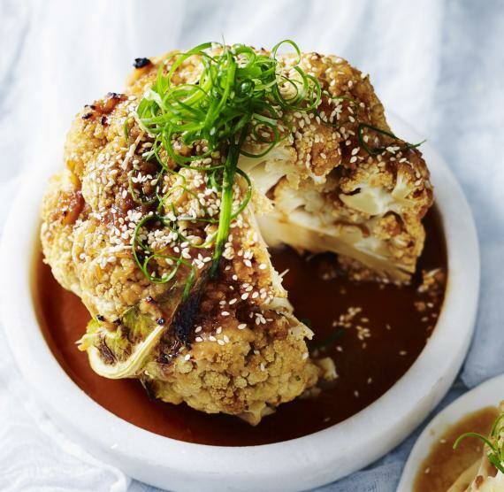Ganzer Miso-Blumenkohl auf einem Teller