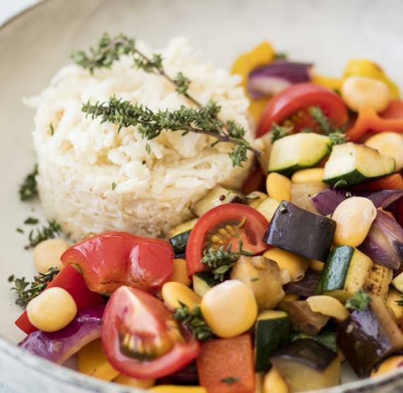 Teller mit Gemüse und Blumenkohnreis